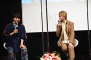 小林豊(右)に「似た者同士」と詰め寄られる本田剛文(左)。