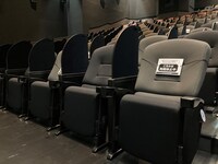 上下にスライドする可動式パーテーションを設置したノーマルシート（イメージ）。