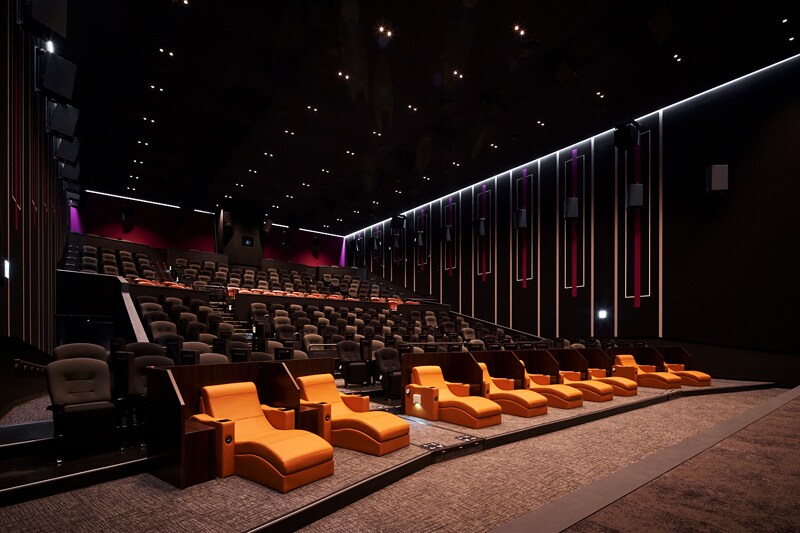 オレンジ色の座席がコンフォートシート（イメージ）。 - イオンシネマ