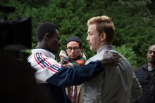 ブルハン・クルバニ（中央奥）。(c)FredericBatier,SommerhausFilmproduktion