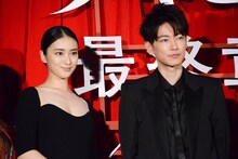 左から武井咲、佐藤健。