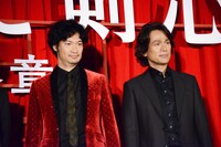左から青木崇高、江口洋介。