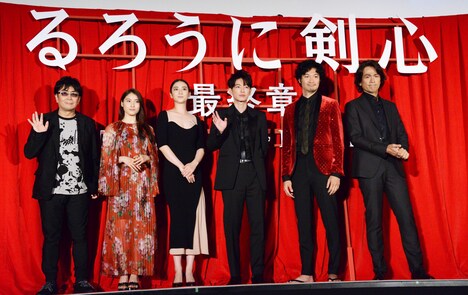 「るろうに剣心 最終章 The Final」大ヒット舞台挨拶の様子。左から大友啓史、土屋太鳳、武井咲、佐藤健、青木崇高、江口洋介。