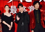 左から武井咲、佐藤健、青木崇高。