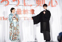 左から有村架純、佐藤健。