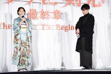 左から有村架純、佐藤健。
