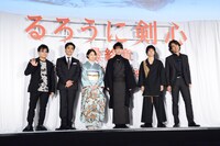 「るろうに剣心 最終章 The Beginning」初日舞台挨拶の様子。左から大友啓史、北村一輝、有村架純、佐藤健、村上虹郎、江口洋介。
