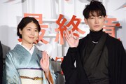 左から有村架純、佐藤健。