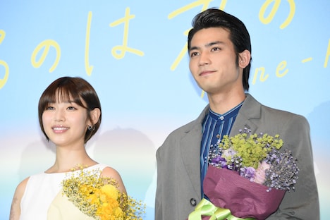 左から白石聖、板垣瑞生。