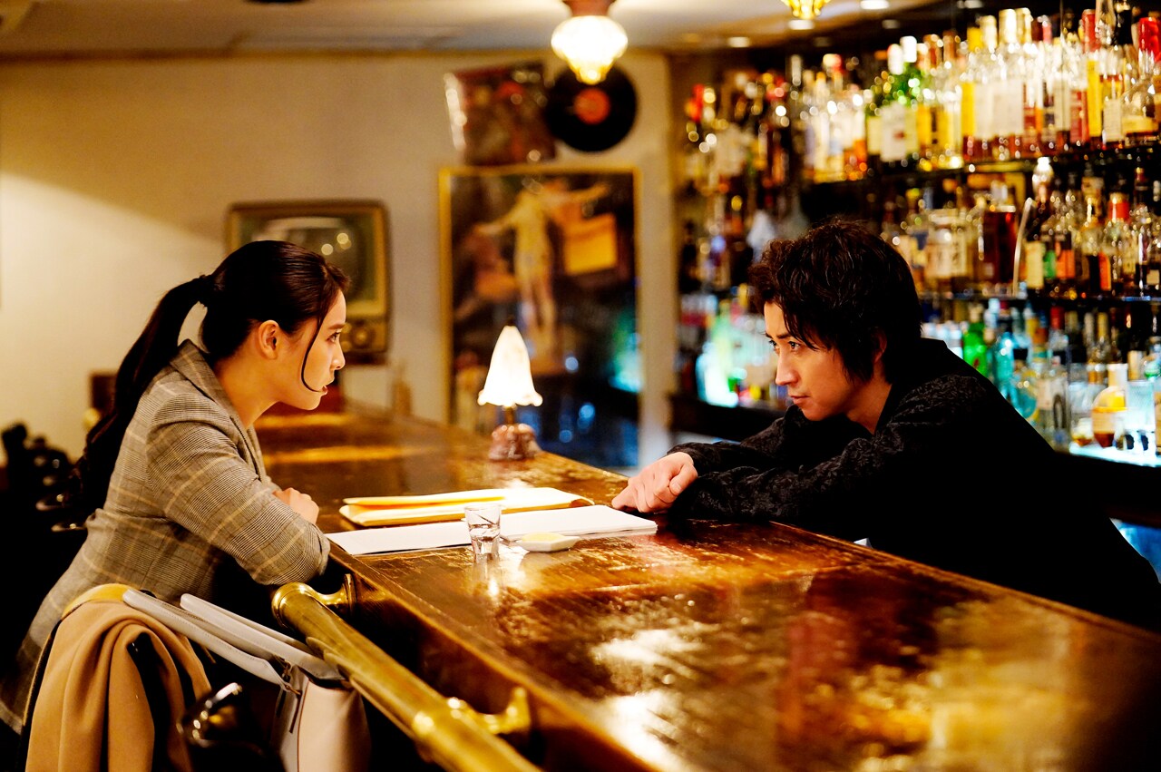 2月29日、手渡される本、札束…？藤原竜也主演「鳩の撃退法」予告は謎だらけ