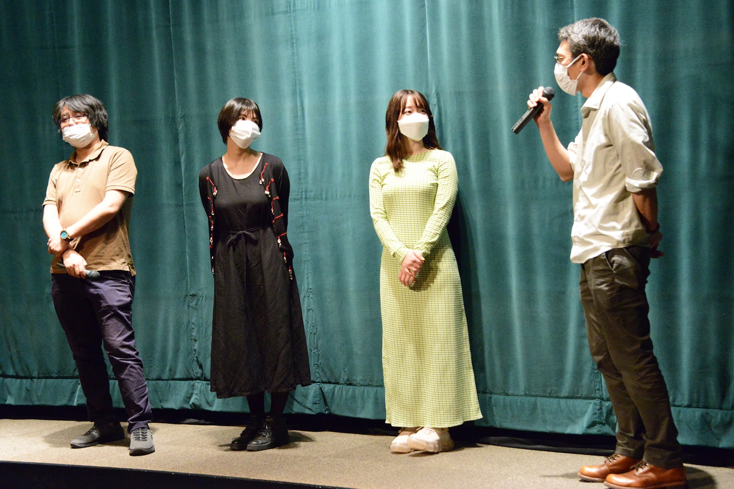 「欲しがり奈々ちゃん ～ひとくち、ちょうだい～」初日舞台挨拶の様子。左から城定秀夫、首藤凜、架乃ゆら、守屋文雄。