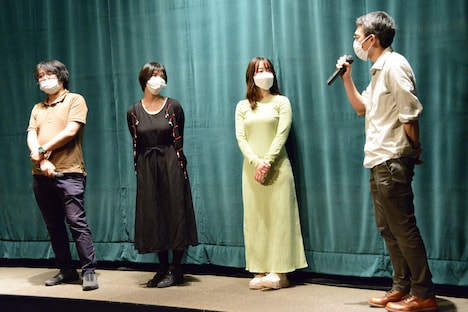 「欲しがり奈々ちゃん ~ひとくち、ちょうだい~」初日舞台挨拶の様子。左から城定秀夫、首藤凜、架乃ゆら、守屋文雄。