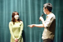 左から架乃ゆら、守屋文雄。