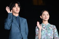 「夏への扉 ―キミのいる未来へ―」公開記念イベントの様子。左から山崎賢人、清原果耶。