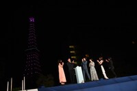 “恋の色”にライトアップされた東京タワーを見る登壇者たち。