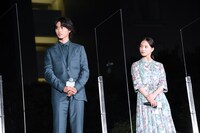 左から山崎賢人、清原果耶。