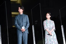 左から山崎賢人、清原果耶。