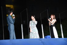 夏菜（右）にツッコまれる山崎賢（左）。