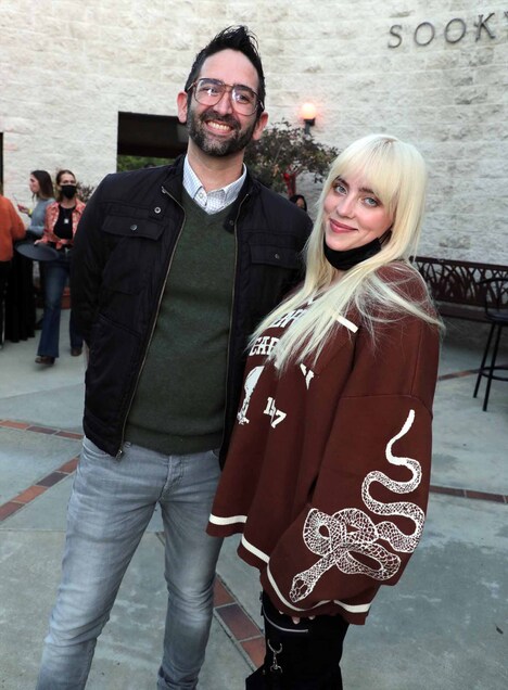 左からマイケル・チャベス、ビリー・アイリッシュ。