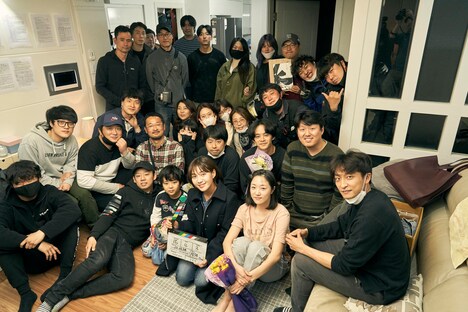 「アジアの天使」クランクアップ時の様子。