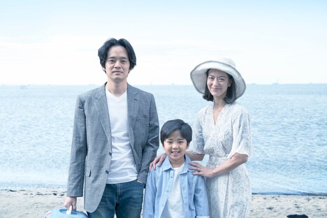 「アジアの天使」より、佐藤凌演じる学が大事にしている家族写真。