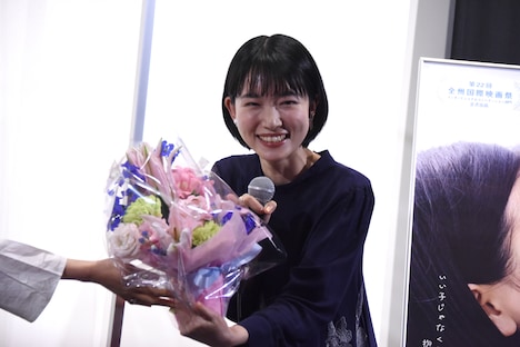 花束を受け取った小川紗良。