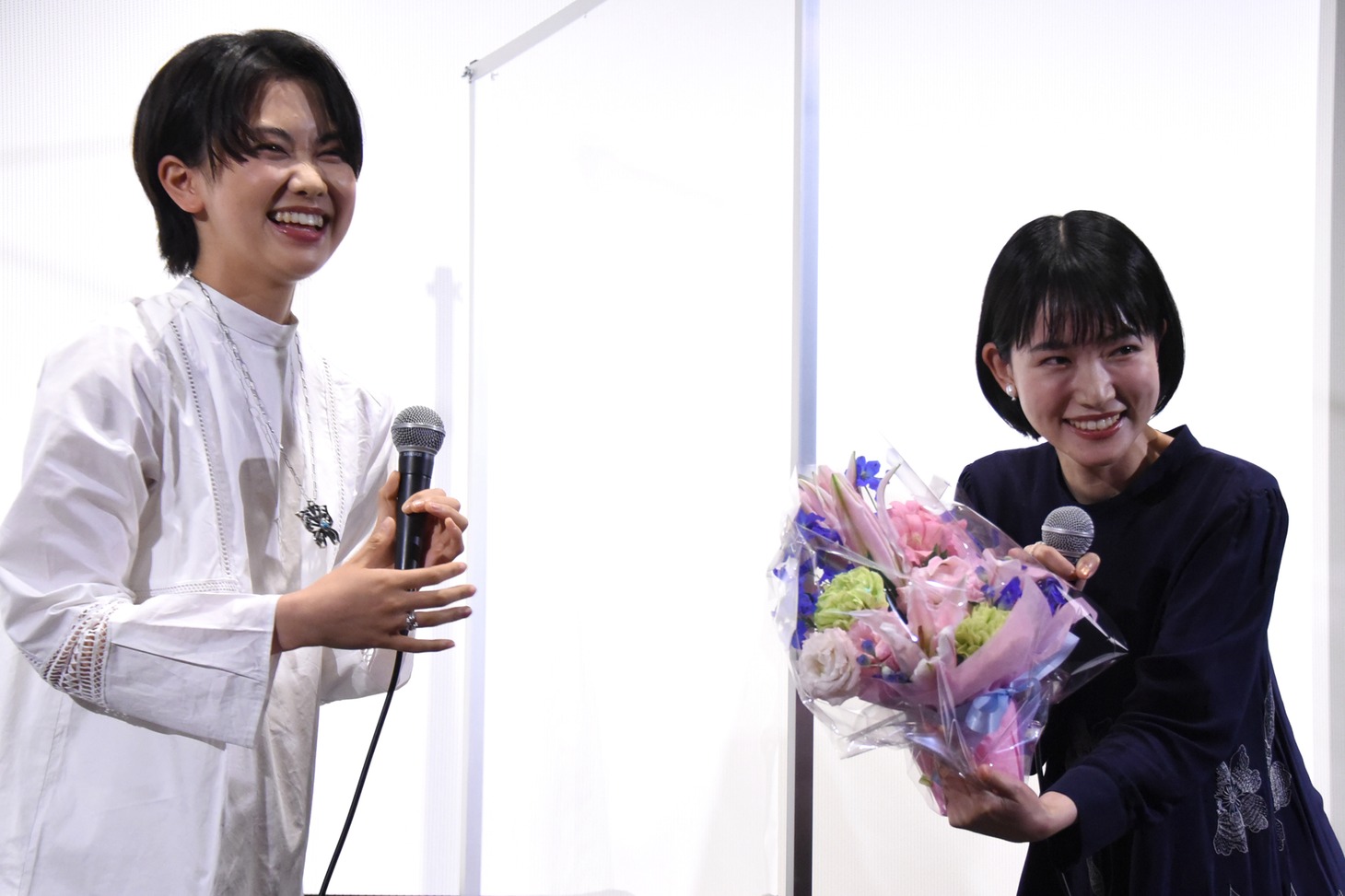 小川未祐（左）から花束を受け取った小川紗良（右）。