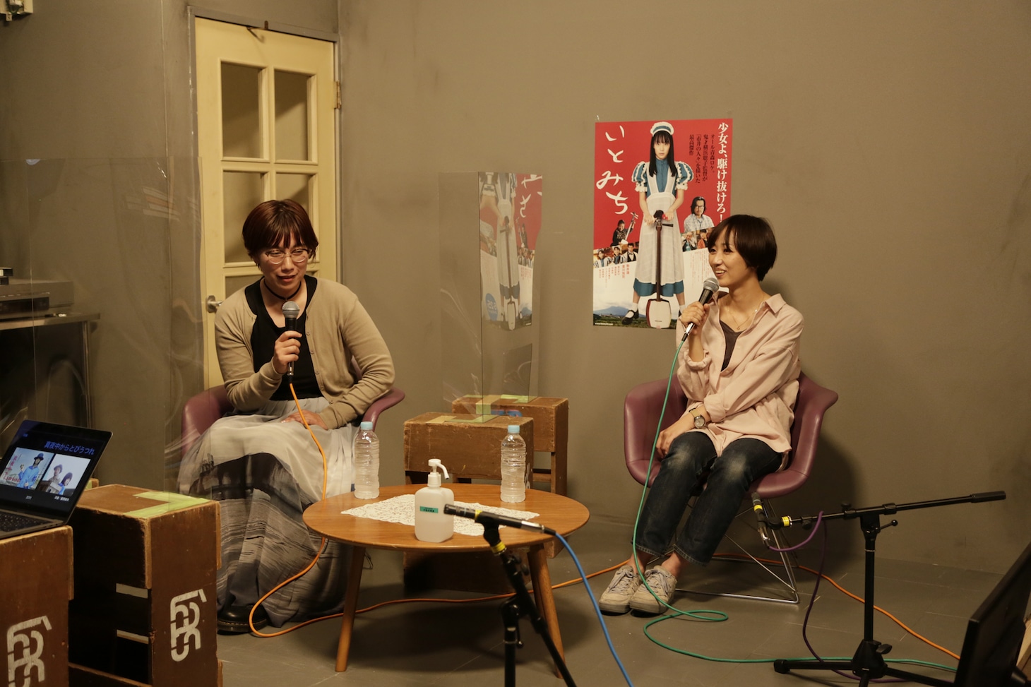 左から藪野麻矢、横浜聡子。