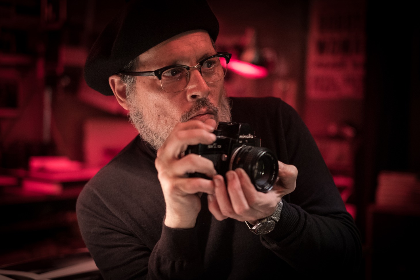 ジョニー・デップ演じるウィリアム・ユージン・スミス。(c)Larry Horricks