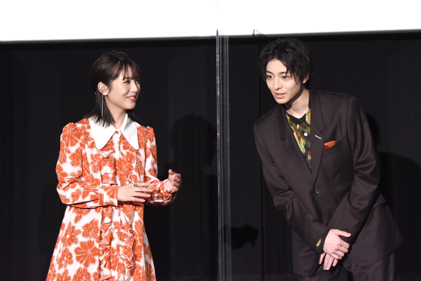 左から浜辺美波、高杉真宙。