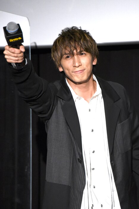 前回に引き続き、中継先のファンとコール＆レスポンスをする藤井流星。