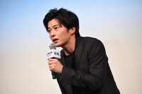 客席を見渡す田中圭。