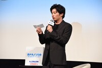 ファンからの質問を読み上げる田中圭。