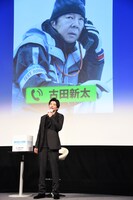 古田新太と電話で会話する田中圭。