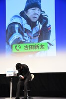 古田新太の話に笑い崩れる田中圭。