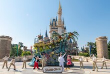 中央左から木村佳乃、ジャングルポケット斉藤。(c)Disney