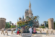 中央左から木村佳乃、斉藤慎二。(c)Disney