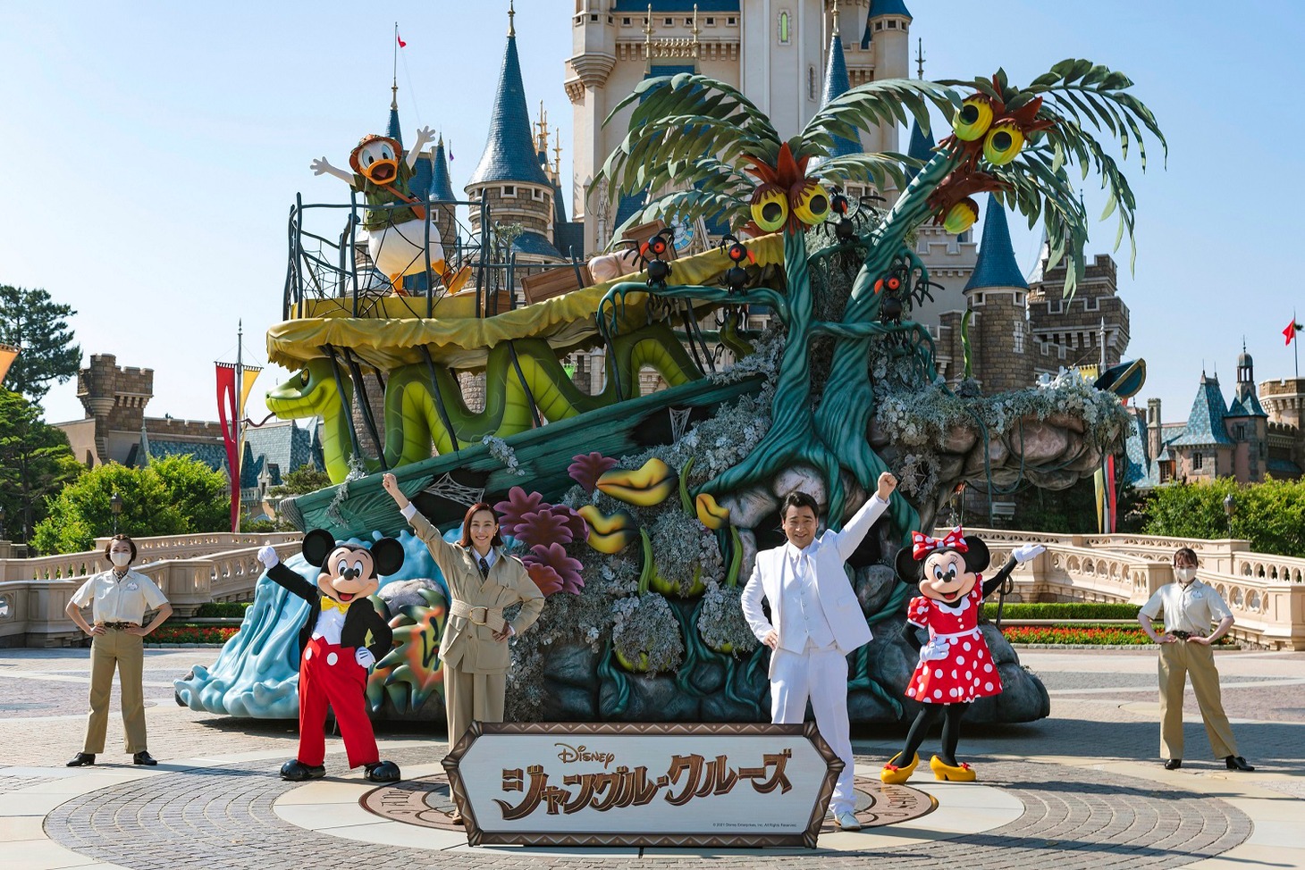 中央左から木村佳乃、ジャングルポケット斉藤。(c)Disney