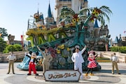 中央左から木村佳乃、斉藤慎二。(c)Disney