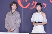 「クルエラ」公開記念舞台挨拶の様子。左から塩田朋子、柴咲コウ。