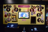 「アーヤと魔女」展より、アーヤの表情を作ることができる体験スペース。