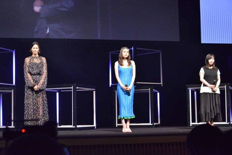 左から小篠恵奈、野崎智子、東かほり。