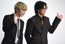 左からFukase、小栗旬。