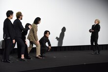 ポラロイド撮影をしようするFukase（右端）に「俺だけ切らないでよ！」と頼む中村獅童（左から2番目）。