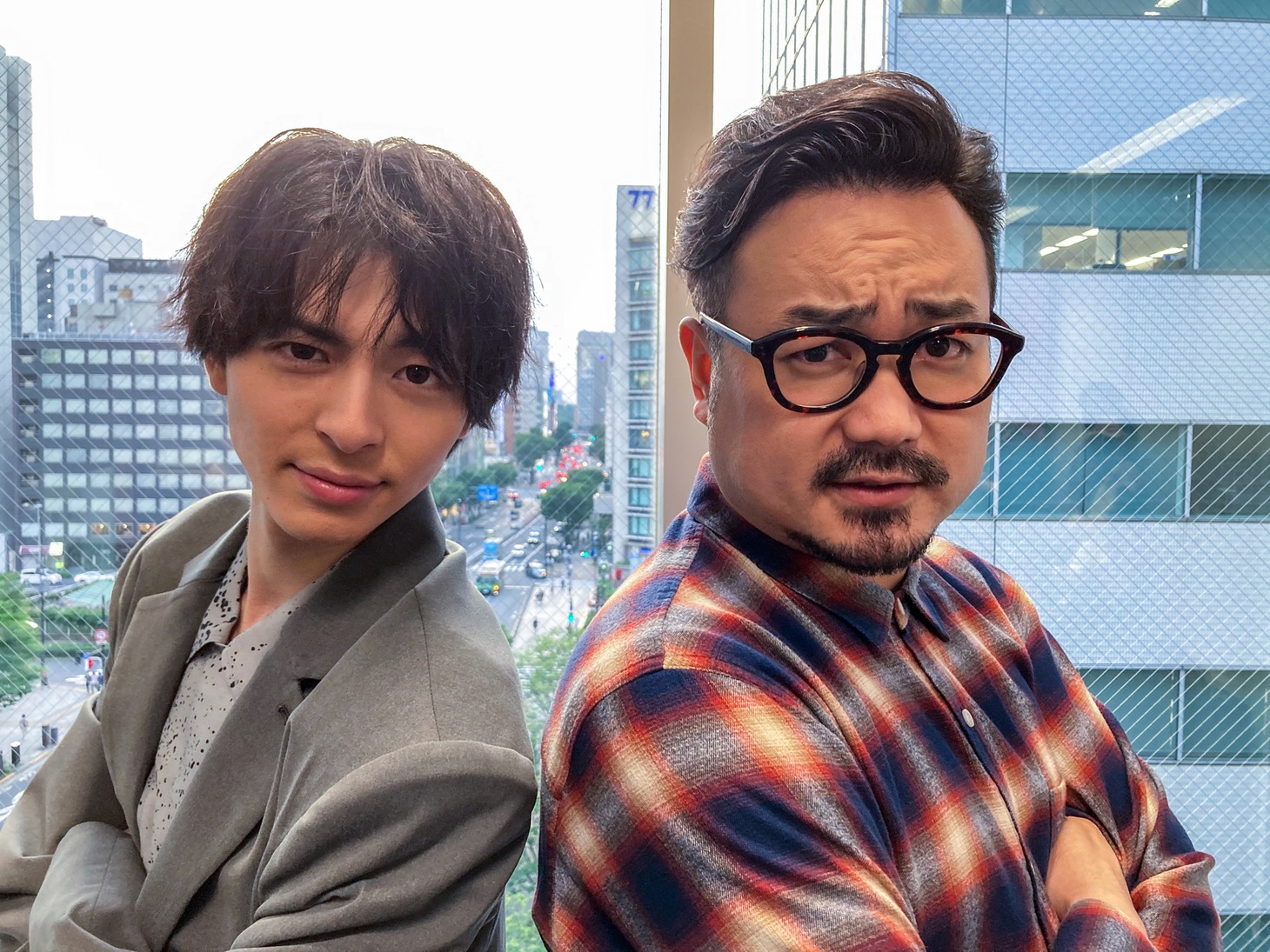 左から高杉真宙、休日課長。(c)「妄想ごはん」製作委員会