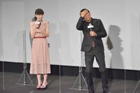 左から石井いづみ、明石家さんま。