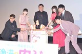 「漁港の肉子ちゃん」公開記念舞台挨拶の様子。左から渡辺歩監督、石井いづみ、明石家さんま、Cocomi、花江夏樹、下野紘。