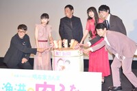 「漁港の肉子ちゃん」公開記念舞台挨拶の様子。左から渡辺歩、石井いづみ、明石家さんま、Cocomi、花江夏樹、下野紘。