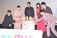 「漁港の肉子ちゃん」公開記念舞台挨拶の様子。左から渡辺歩、石井いづみ、明石家さんま、Cocomi、花江夏樹、下野紘。