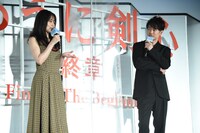 「るろうに剣心 最終章 The Beginning」大ヒット御礼舞台挨拶の様子。左から有村架純、佐藤健。